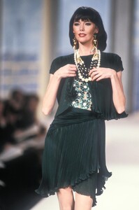 1082206840_Valentino1990HauteCouture113.thumb.jpg.7f186409a97e725912f2e0e61363640d.jpg