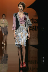 1085491859_VivienneWestwood2006WomenRTW52.thumb.jpg.c951d4b793bcd729cca9ec3c4c6aa2ef.jpg