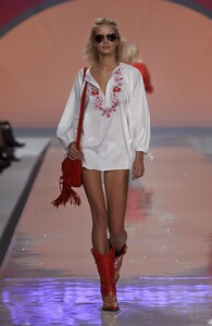 1114154202_Blumarine2002WomenRTW5.thumb.jpg.5a7e0ce9984caca63165ab30252dc58e.jpg