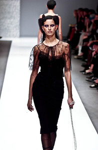 1125112373_KarlLagerfeld2002WomenRTW78.thumb.jpg.af01fd36ea3d76dc86c1d8cce89e7851.jpg