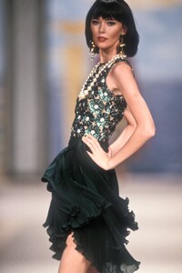 1140264043_Valentino1990HauteCouture116.thumb.jpg.9e189bdba30cbd6bac389711b71c422a.jpg