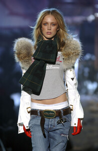 1146484767_Dsquared22004WomenRTW107.thumb.jpg.df78b19cc2f8abe58fd10d133ad05dd5.jpg