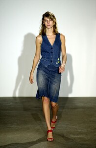 1148081448_MarcbyMarcJacobs2001WomenRTW34.thumb.jpg.6c1a145f4dd618d048c899a3a787fa6d.jpg