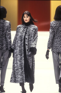 1161996100_LauraBiagiotti1992WomenRTW139.thumb.jpg.19ead0c96bccf4a3c8944c99ba883829.jpg