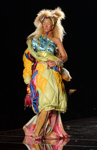 1169272799_ChristianDior2001HauteCouture118.thumb.jpg.23f21a4bd0427d04c899f1937f035ac1.jpg