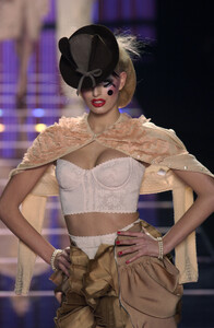 1172414570_JohnGalliano2003WomenRTW18.thumb.jpg.30f45d6659f37bb103512bc828580225.jpg