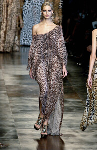 1173796520_YvesSaintLaurent2002WomenRTW83.thumb.jpg.f00986b4e6d29fc1d1a4a972a7a939b5.jpg