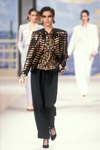 1186112463_Valentino1990HauteCouture129.thumb.jpg.437a9353b6ddea858c9c777e9b1a9008.jpg