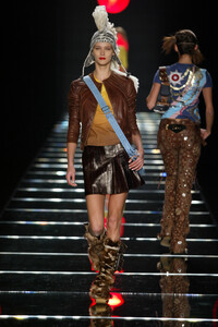 118627651_ChristianDior2002WomenRTW7.thumb.jpg.f1a62715df813cc2a65ea767e44a22c8.jpg