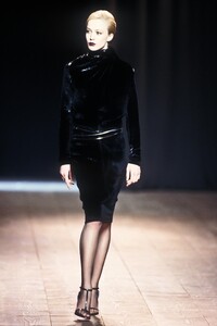 1186728811_YvesSaintLaurent2000WomenRTW43.thumb.jpg.2e15977e0e73047b1ab60dd710a6c656.jpg