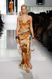 1203794607_EmanuelUngaro2003HauteCouture171.thumb.jpg.07f9c061c308f82e82a53ca14057e4ce.jpg