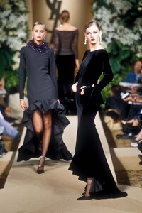 1239959956_YvesSaintLaurent2000HauteCouture178.thumb.jpg.102b22f8c94a1ff16ebce93fc61eadbd.jpg