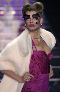 1250985112_JohnGalliano2003WomenAngela2.thumb.jpg.97e973c505c57aecbd0e0123b5f968ed.jpg