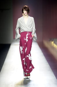 1254366715_SalvatoreFerragamo2001WomenRTW24.thumb.jpg.7a06e99e0451899f3b34b39c94b1d15e.jpg