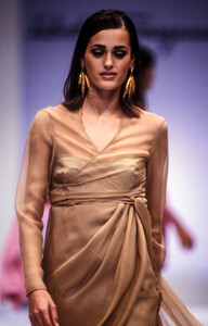 1275781432_SalvatoreFerragamo1991WomenRTW75.thumb.jpg.8d029cba141149704976009bcc99a62e.jpg