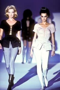 1291217592_ThierryMugler1991WomenRTW70.thumb.jpg.075aeab9a21e33ffb99ea6e83992d303.jpg