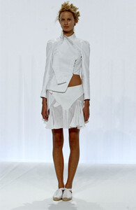 1292270796_HusseinChalayan2002WomenRTW12.thumb.jpg.788fe5b42381fa70cc00b7bc3d4ef1f8.jpg