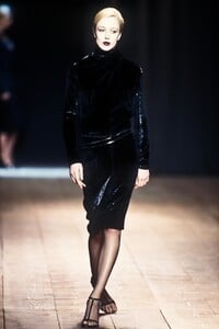 1303147905_YvesSaintLaurent2000WomenRTW77.thumb.jpg.7ff0c27e03dcfbf220a27d3ae6ee0db0.jpg