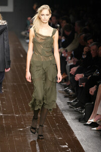 1316046570_AlbertaFerretti2002WomenRTW9.thumb.jpg.fb6d613c080129e1254f2c16ad2b7529.jpg