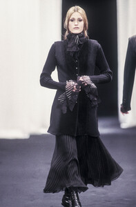 1332517014_AlbertaFerretti1993WomenRTW11.thumb.jpg.327ef6a490ffd73455692a936a0b7fe4.jpg
