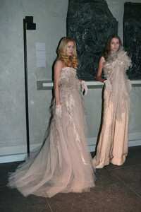 1337012856_Givenchy2006HauteCouture4.thumb.jpg.747fa5c5c56fab286a0cee915b800262.jpg