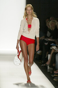 133838616_CarolinaHerrera2005WomenRTW12.thumb.jpg.ce7295bcdfc53d64a0a07d5af0c94372.jpg