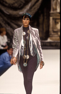 1360912778_RifatOzbek1993WomenRTW9.thumb.jpg.edc3b97ee68c75c912810fd3a426475d.jpg