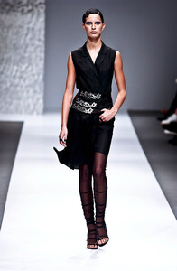 1362841529_KarlLagerfeld2002WomenRTW52.thumb.jpg.3052e75fd01eea582b8c92e9ca2e4f2d.jpg