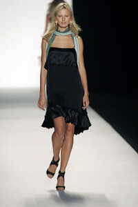 1370059992_Chloe2005WomenRTW24.thumb.jpg.2c5687151e187d769bafcffd935f82c5.jpg