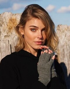 1379116873_ElizabethTurner2.thumb.jpg.e7831b99a4731c80942ca1cc5eee7ec7.jpg