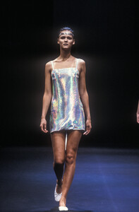 1385192702_PacoRabanne1998WomenRTW1.thumb.jpg.3927a98517894161dd1d579e5da3b7b6.jpg