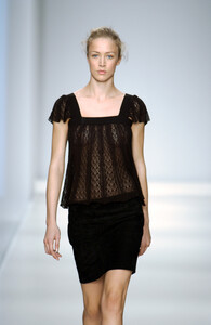 1386511340_MaxMara2002WomenRTW102.thumb.jpg.191adc7df582d7f2b71c543ee626bfae.jpg