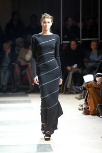 1394230946_AzzedineAlaia2003WomenRTW33.thumb.jpg.182cac630bb2b5073aec7c99d774dc7d.jpg