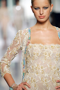 1429421964_EmanuelUngaro2003HauteCouture293.thumb.jpg.da5cc25b751626916df3ea7f42ac3546.jpg