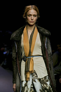 1430125373_Prada2004WomenRTW99.thumb.jpg.998c01810fc48201fd8f916f8f6690f5.jpg