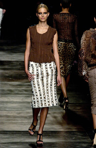1446784471_YvesSaintLaurent2002WomenRTW16.thumb.jpg.96ddd3ccfb41110ad2103d9411b50586.jpg