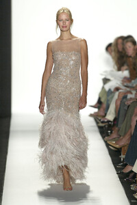 1448251169_OscardelaRenta2005WomenRTW62.thumb.jpg.3b70bddf07537577c52d0e38354f77da.jpg