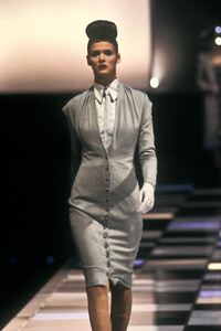 1470600920_Givenchy1998WomenRTW5.thumb.jpg.3d92e6f72fdd00cd2490744905fa3dbe.jpg