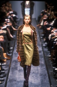 1470724699_Fendi1998WomenRTW91.thumb.jpg.06b3dde5ffa9942bd1d968d6dc31df40.jpg