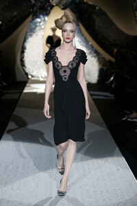 1483262719_Valentino2005HauteCouture41.thumb.jpg.6329c8748b7bb29fe25a6df1df98f12b.jpg