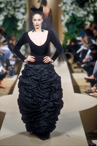 1484078972_YvesSaintLaurent2000HauteCouture149.thumb.jpg.88736619de4ec86c1f77a20a8ada78da.jpg