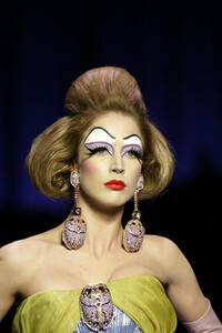1485627239_ChristianDior2004HauteCouture213.thumb.jpg.58799cd459d0a267fba36700c86546ae.jpg