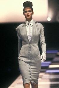1490828976_Givenchy1998WomenRTW6.thumb.jpg.12c86d74e10cd07fbb9780d10549f250.jpg