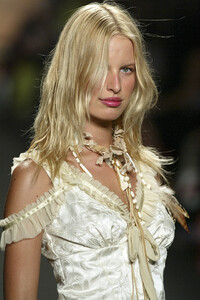 1491572570_AnnaSui2005WomenRTW50.thumb.jpg.7cb824b8e64d144a6689564b6ce0e1de.jpg