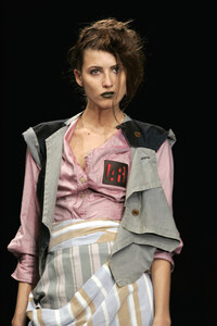 1494652461_VivienneWestwood2006WomenRTW54.thumb.jpg.e1c28b52410d24f450c3bd788b96e17c.jpg