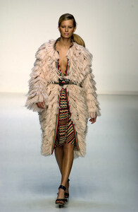 1539251088_Missoni2002WomenRTW13.thumb.jpg.17b1f7c5c4ea212ab9a29a8b33e87434.jpg