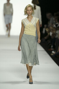 1562162389_MarcJacobs2004WomenRTW18.thumb.jpg.f69a05bf62001bfa300e901d993e23e5.jpg