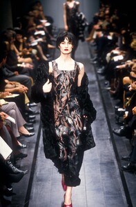 1563025964_Fendi1998WomenRTW5.thumb.jpg.b50195d43b3496dbec4113bb9d4b4bfe.jpg