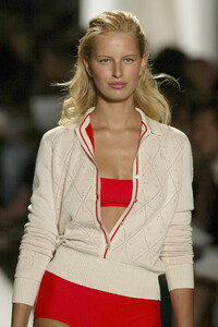 1563723671_CarolinaHerrera2005WomenRTW13.thumb.jpg.0bc426c51cf93394311453fddd8ecc59.jpg