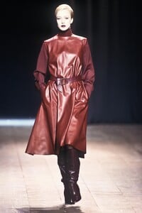 1564600344_YvesSaintLaurent2000WomenRTW9.thumb.jpg.481cad1a5d1fe9a4f25cce2ea0d38b81.jpg
